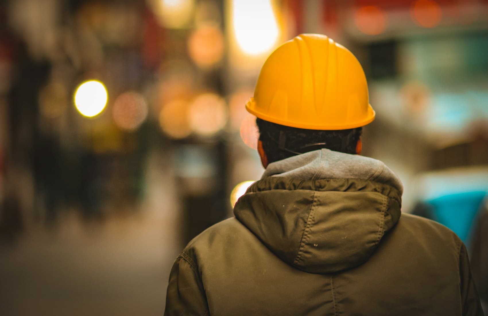 Professionnel du bâtiment au travail